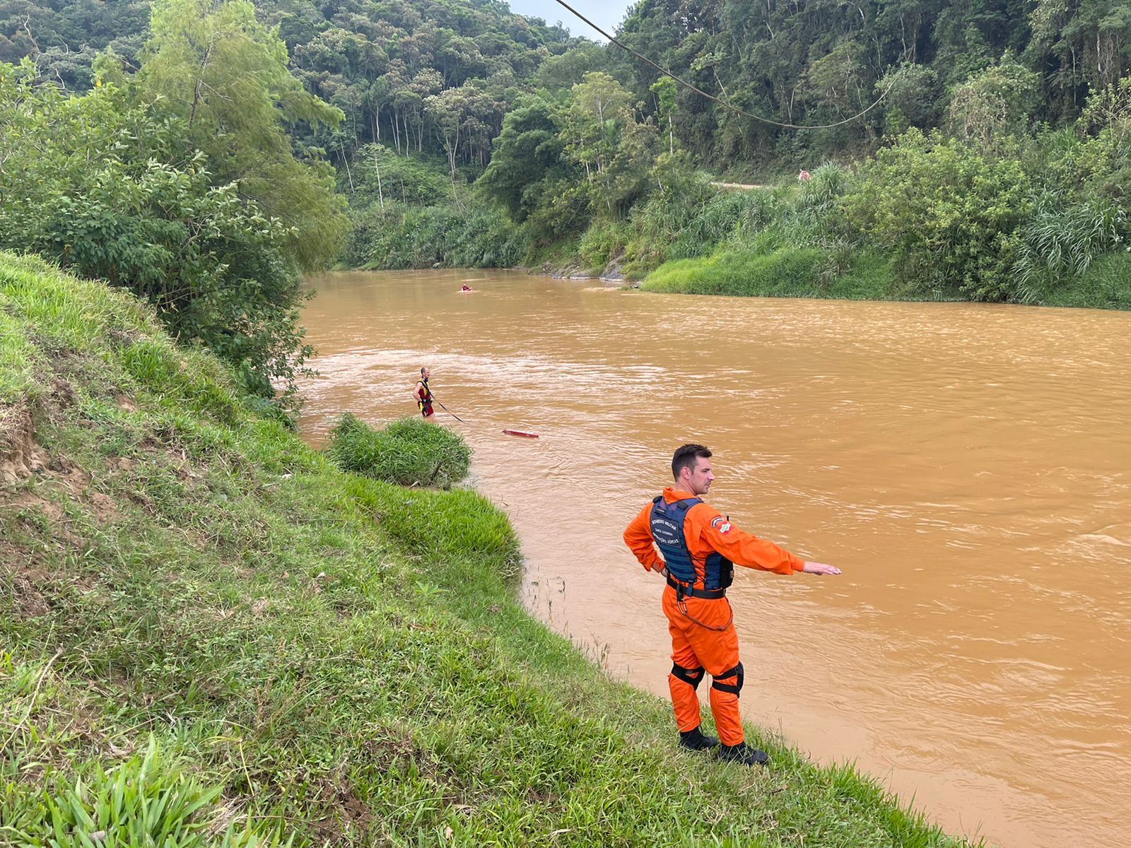 Corpo de bombeiros faz buscas por menino de 11 anos no rio Itajaí-Mirim