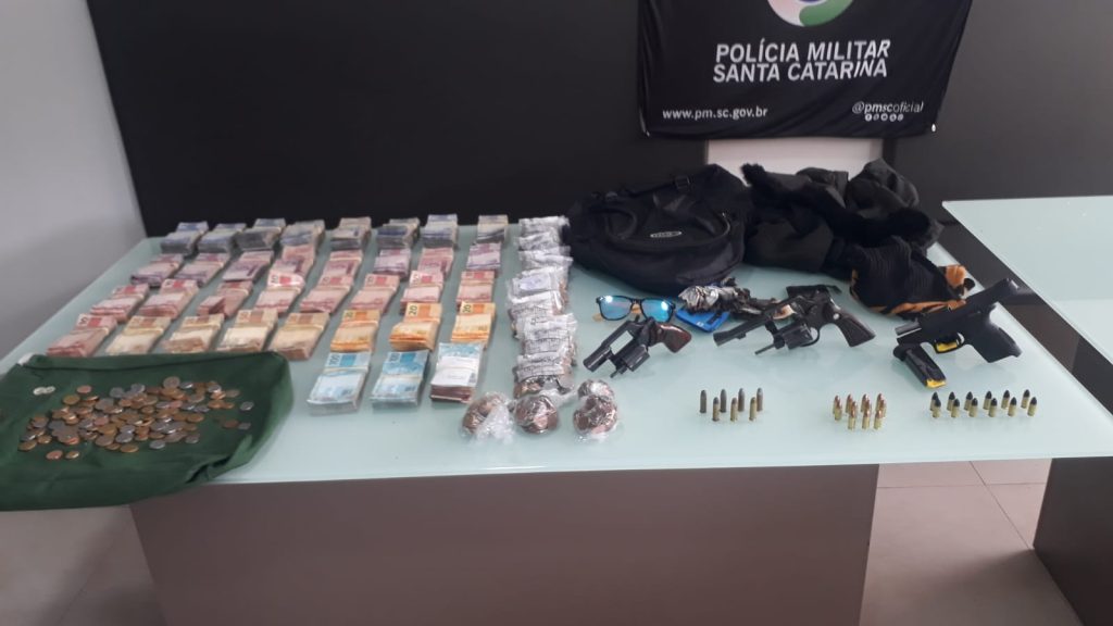 Polícia militar resgata reféns de assalto a cooperativa de crédito e prende autores