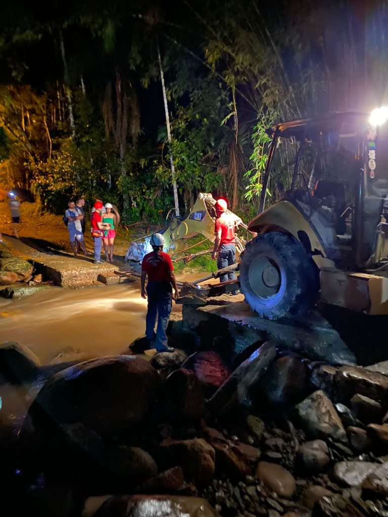 Bombeiros ajudam moradores ilhados após queda de ponte em Guabiruba