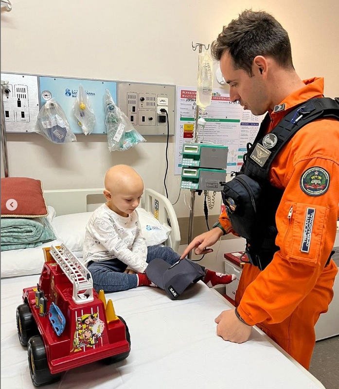 Menino que luta contra o câncer e sonha em ser bombeiro conhece equipe do Arcanjo
