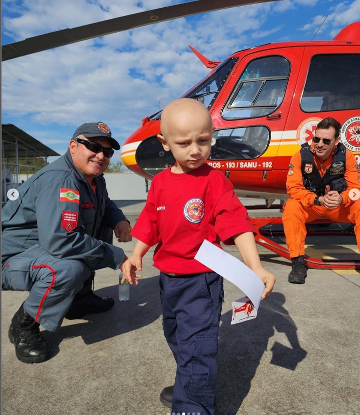 Menino que luta contra o câncer e sonha em ser bombeiro conhece equipe do Arcanjo