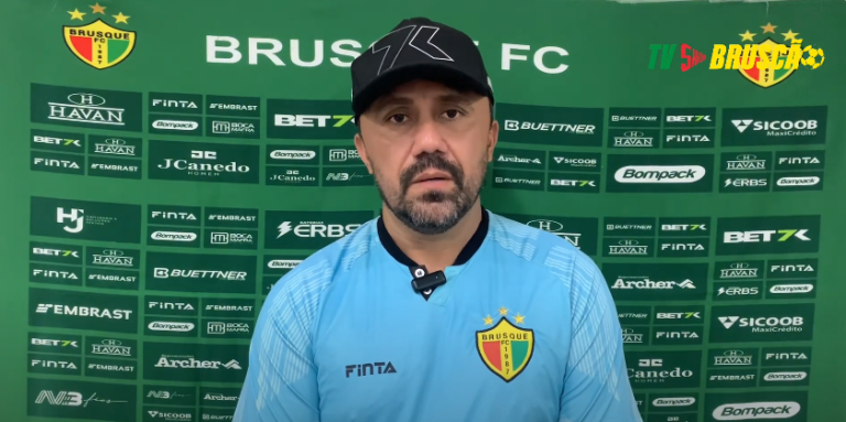 técnico do brusque Luizinho Lopes