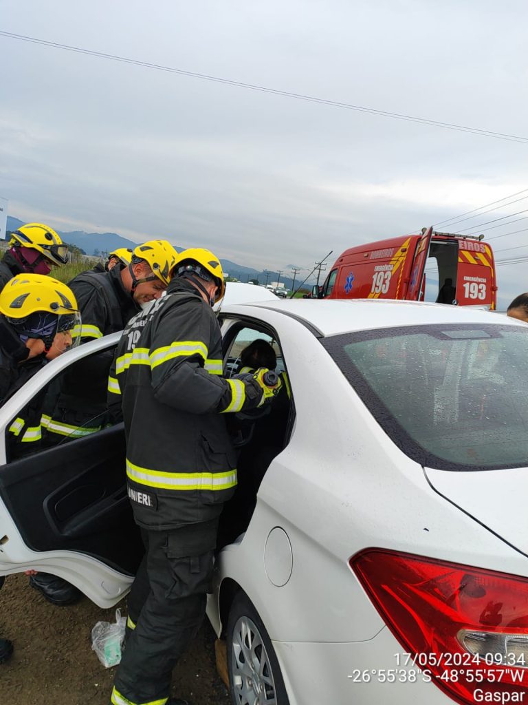 Carro conduzido por idosa de 71 anos se choca contra caminhão em Gaspar