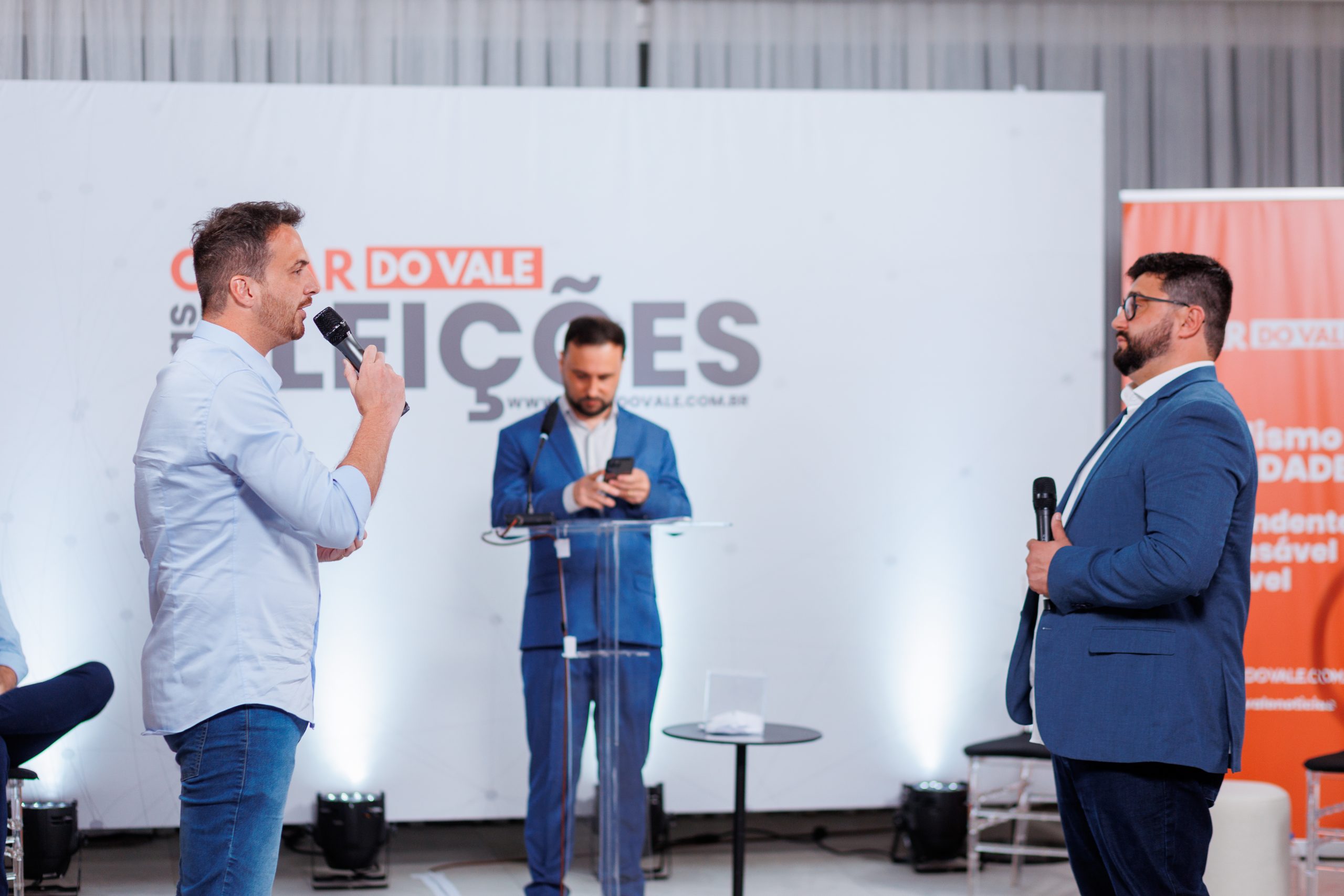 Bastidores: Confira galeria de fotos do Debate entre os candidatos a prefeito de Brusque