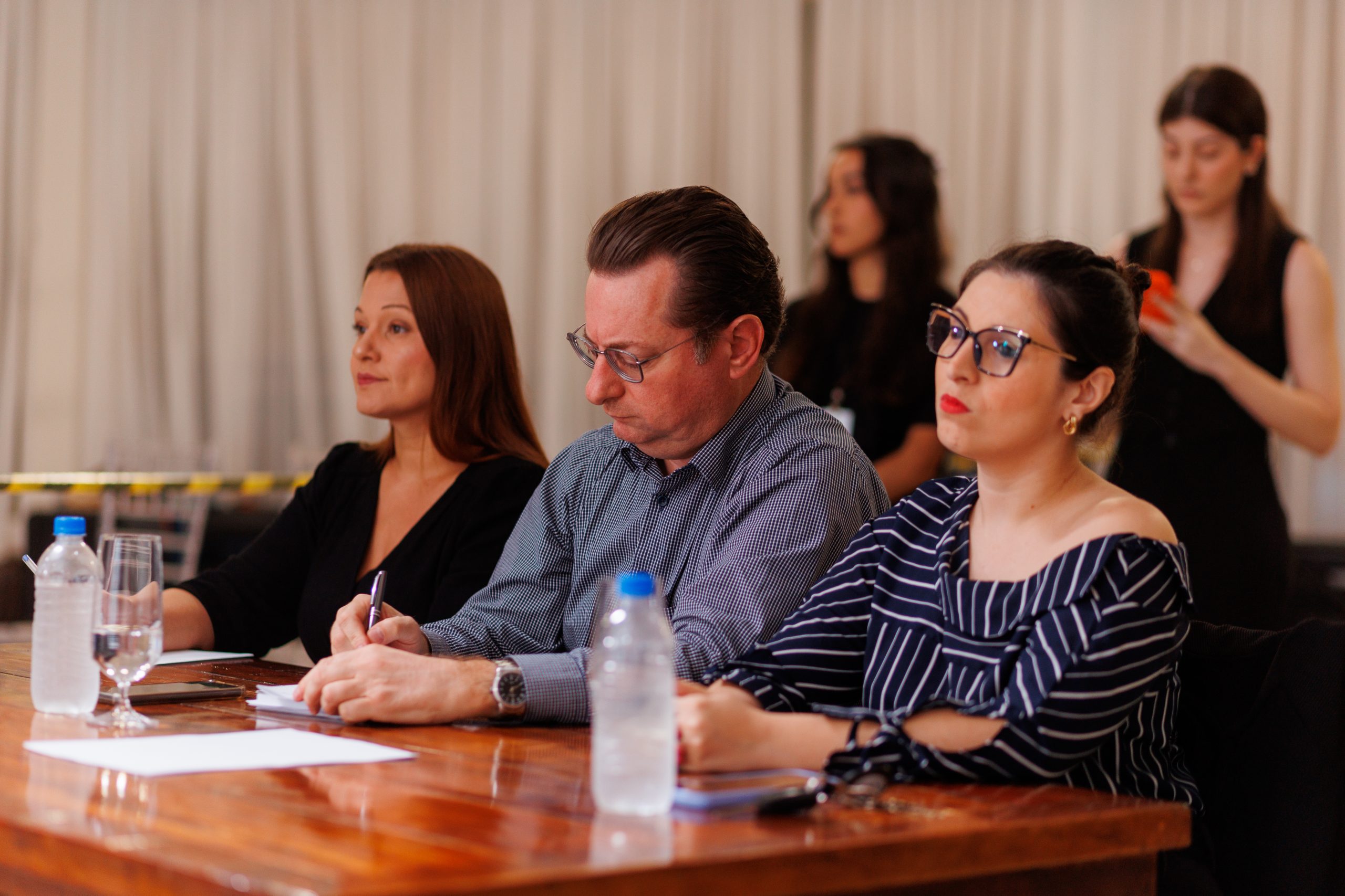 Bastidores: Confira galeria de fotos do Debate entre os candidatos a prefeito de Brusque