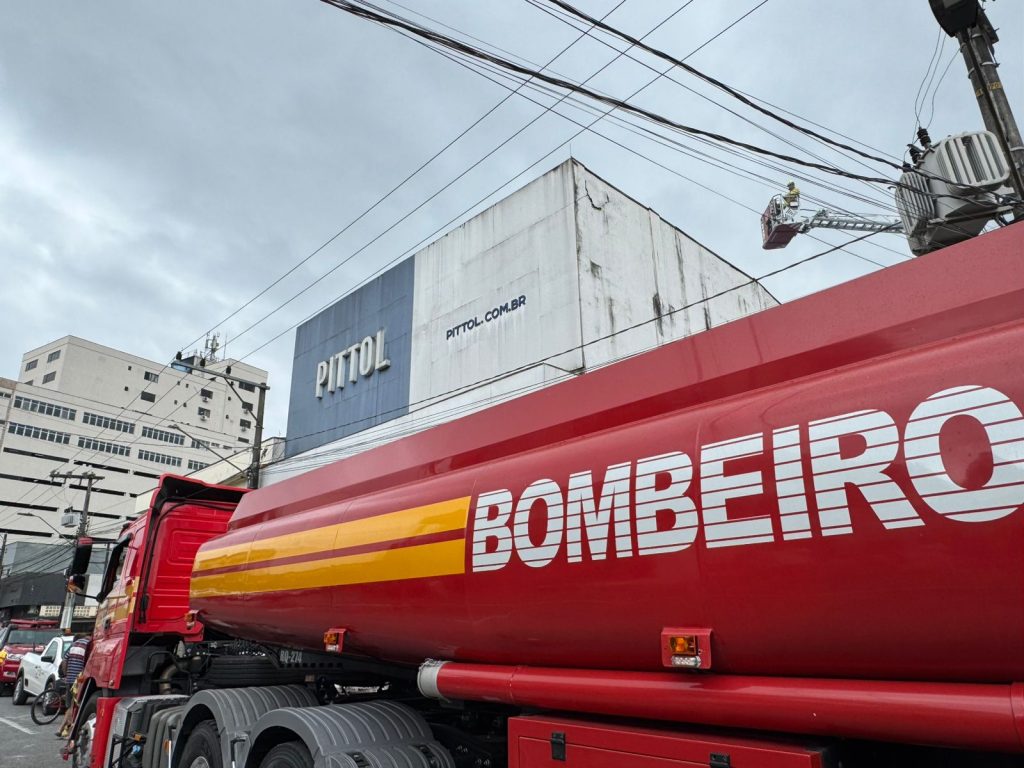 Após 12h bombeiros finalizam ocorrência de incêndio no Centro de Brusque e interditam lojas para evitar riscos