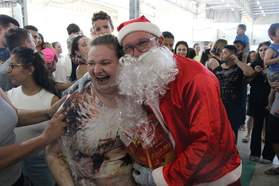 Café coletivo e chegada do Papai Noel marca encerramento de 2024 da Apae de Brusque