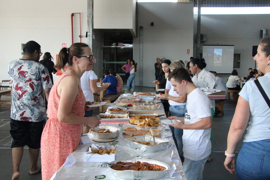 Café coletivo e chegada do Papai Noel marca encerramento de 2024 da Apae de Brusque