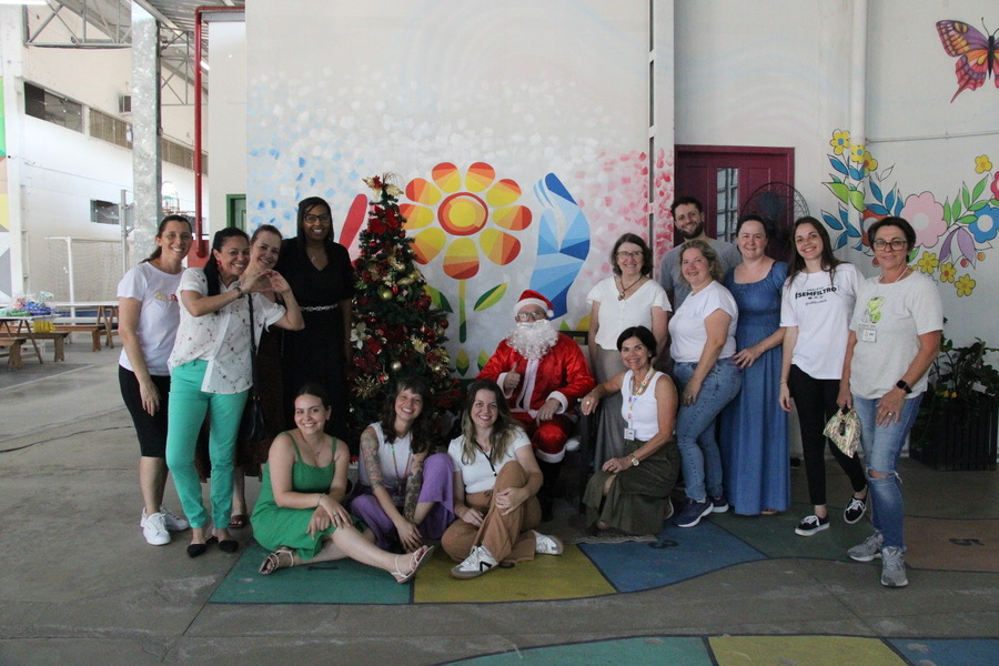 Café coletivo e chegada do Papai Noel marca encerramento de 2024 da Apae de Brusque