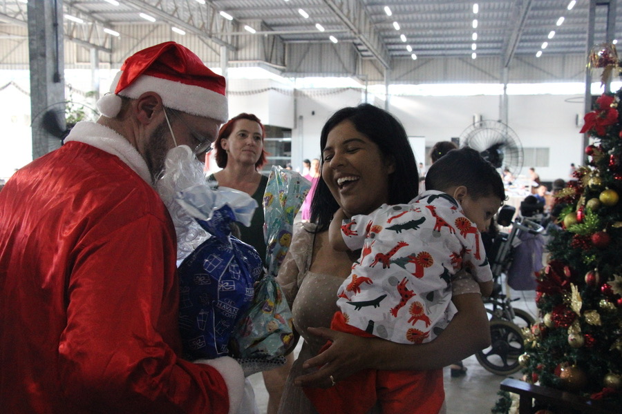 Café coletivo e chegada do Papai Noel marca encerramento de 2024 da Apae de Brusque