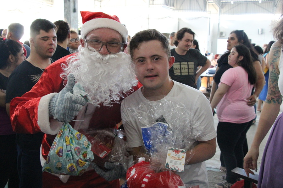 Café coletivo e chegada do Papai Noel marca encerramento de 2024 da Apae de Brusque
