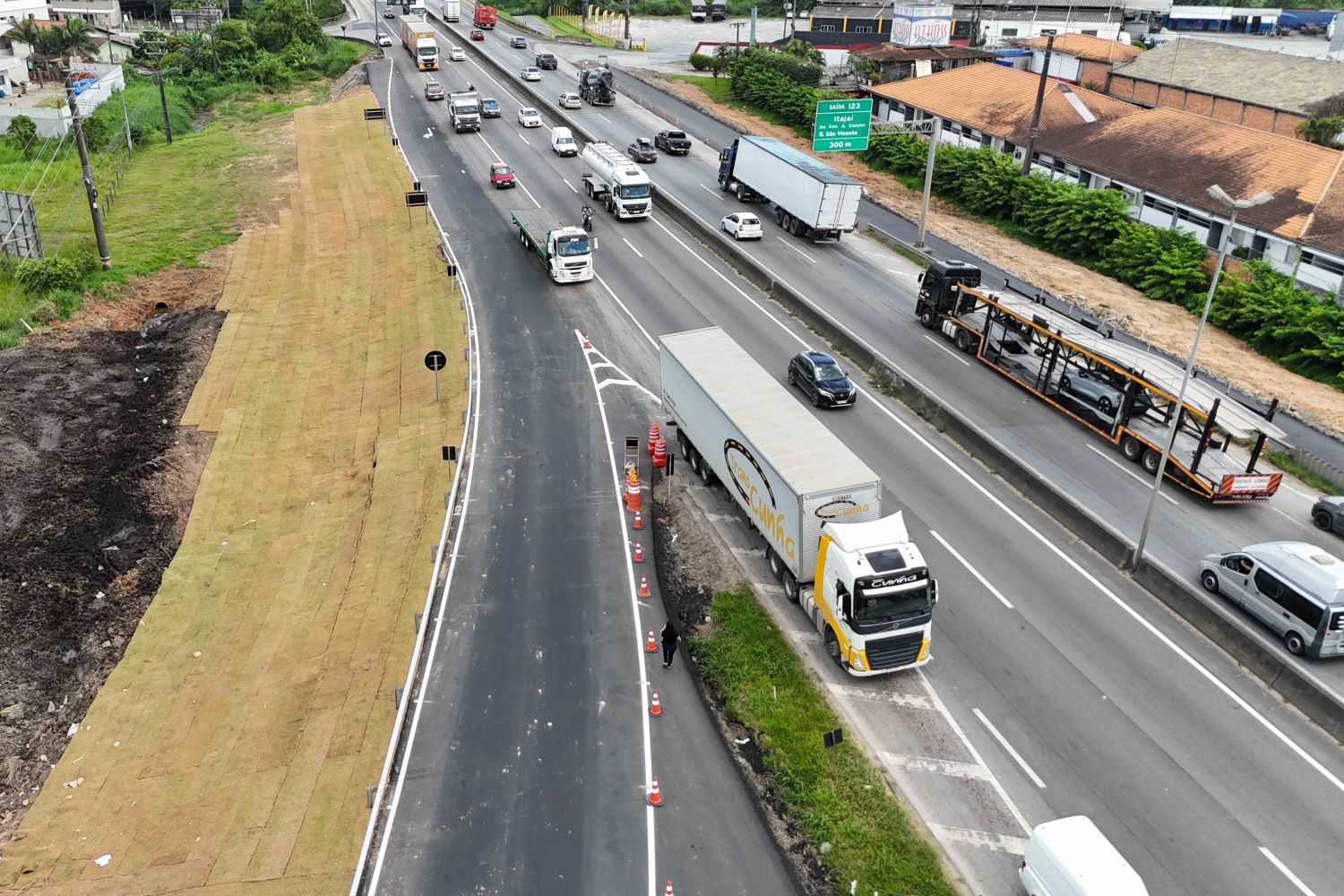 Duas alças de acesso na intersecção da Rodovia Antônio Heil com a BR ...