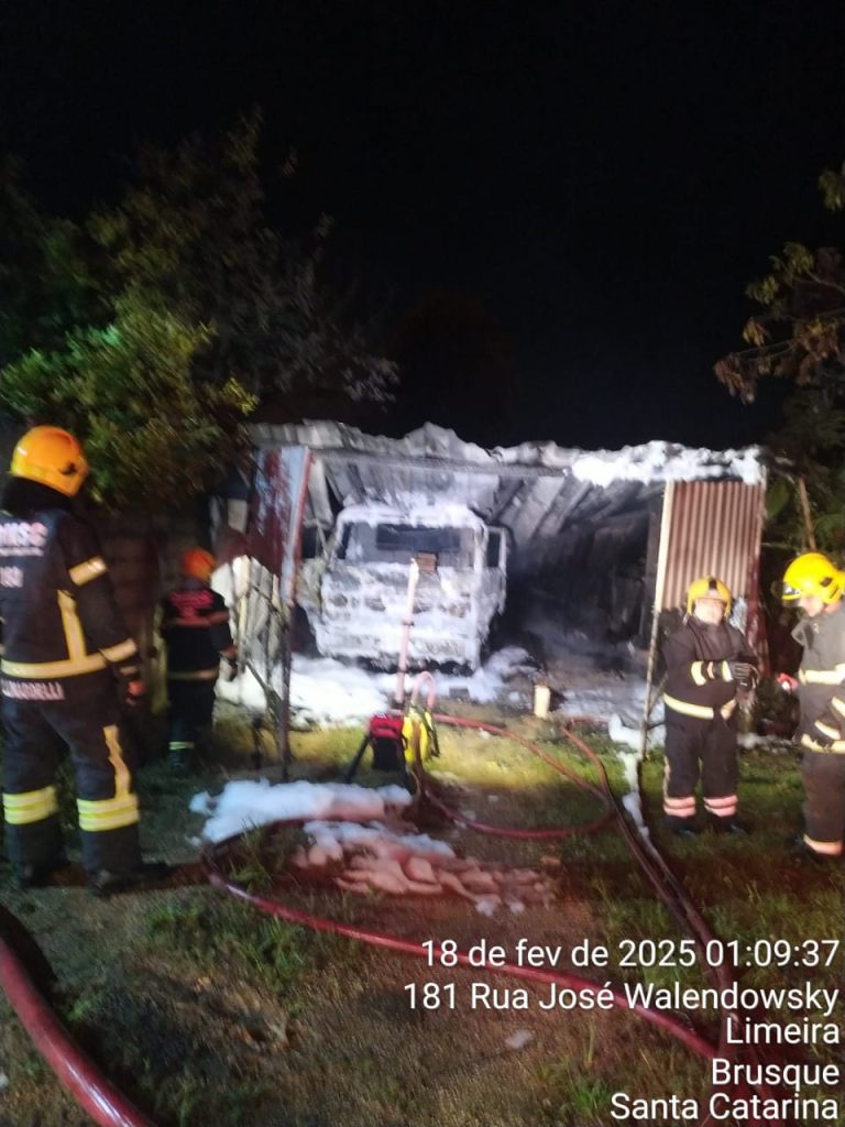 Incêndio destrói garagem e caminhão no bairro Limeira Alta