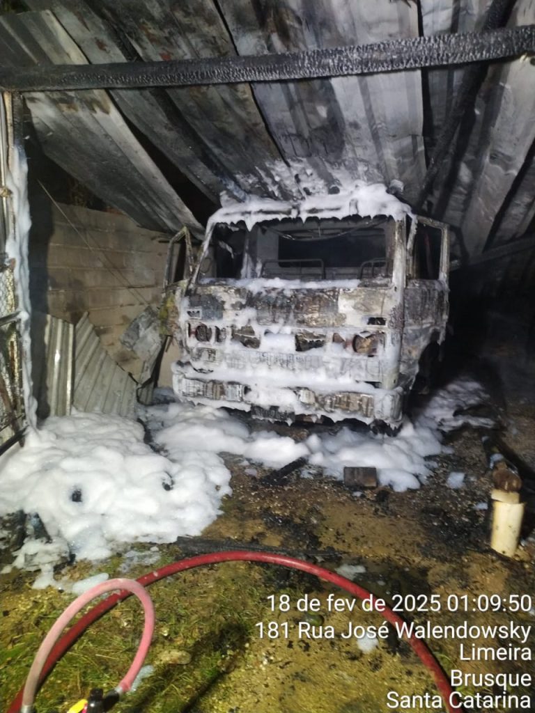 Incêndio destrói garagem e caminhão no bairro Limeira Alta