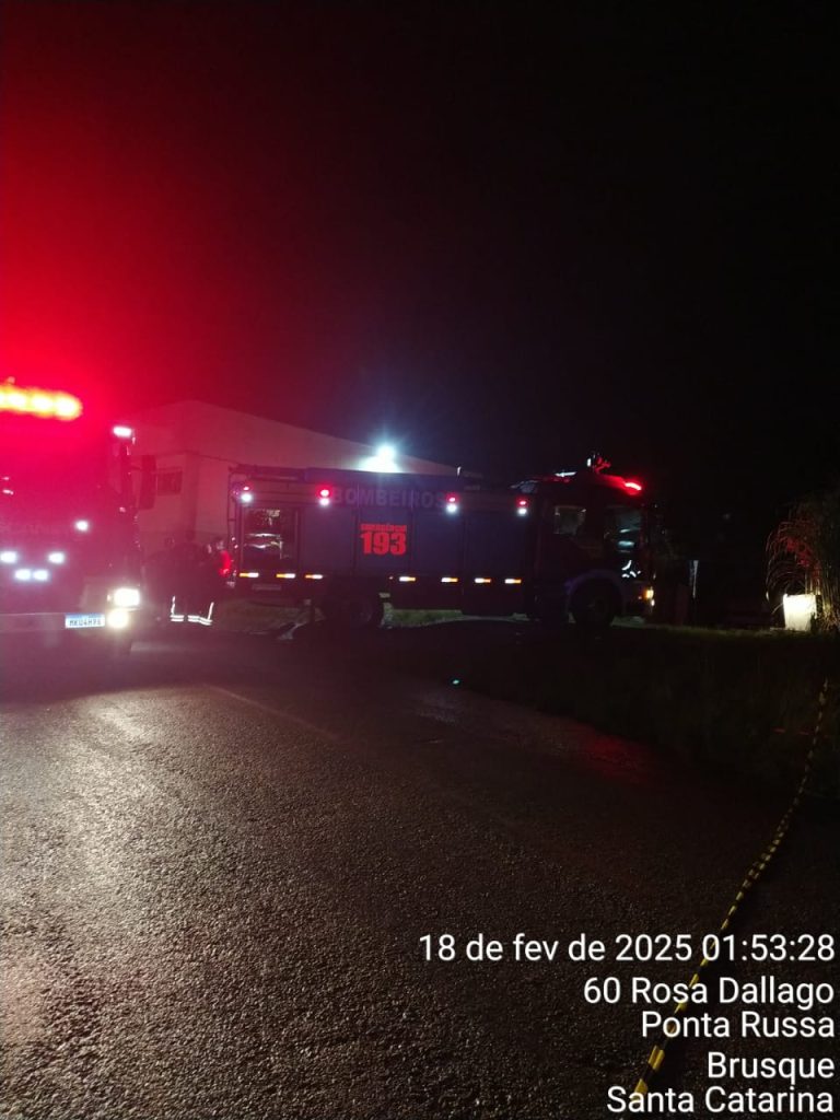 Incêndio destrói garagem e caminhão no bairro Limeira Alta