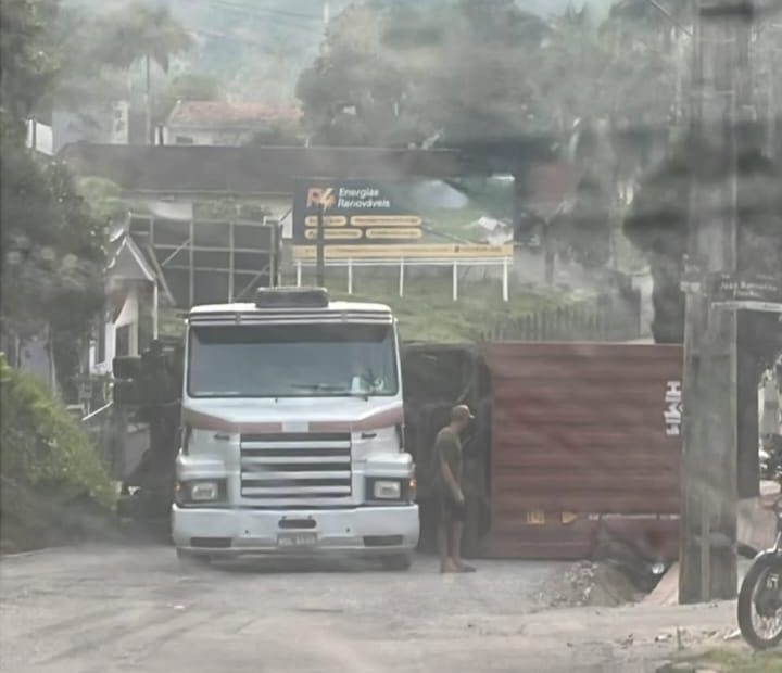 caminhão tomba são pedro