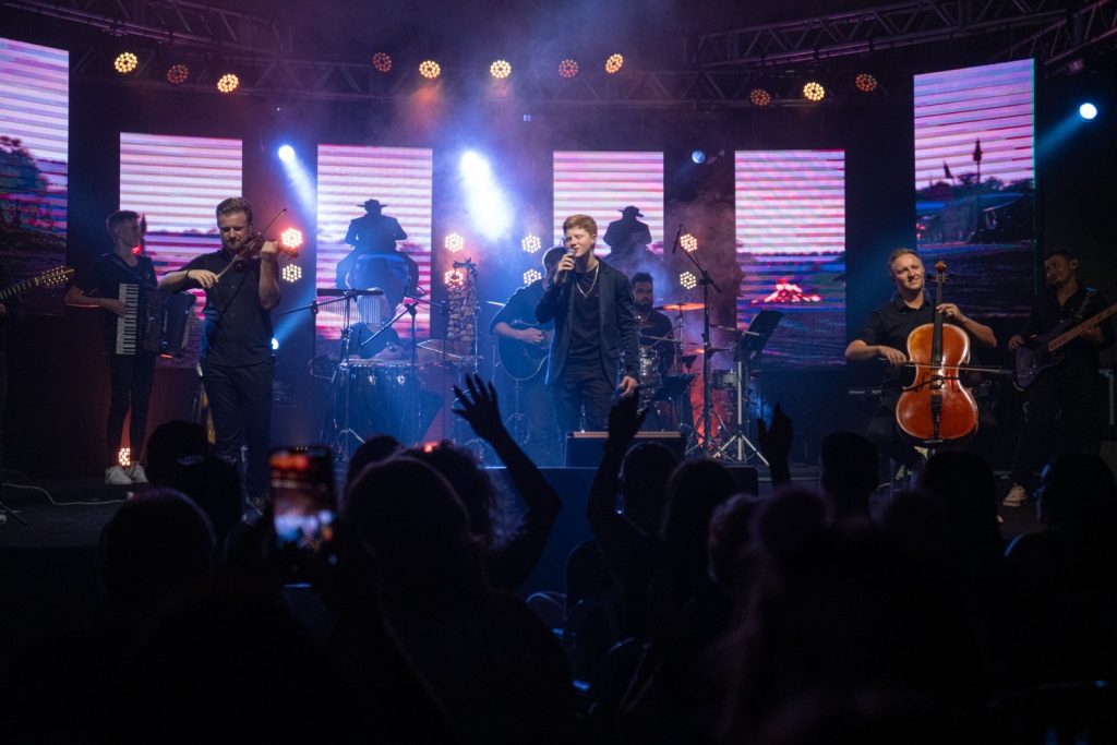 Itajaí recebe turnê gratuita de campeão do The Voice Kids e Duo Viocello