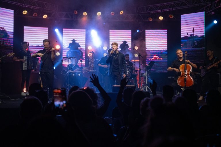 Itajaí recebe turnê gratuita de campeão do The Voice Kids e Duo Viocello