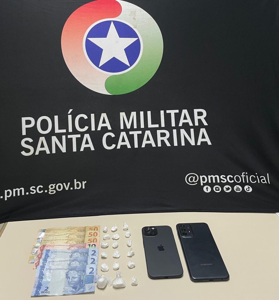 Homem tenta subornar PM com R$ 15 mil após ser pego com porções de cocaína em Brusque