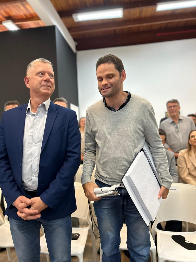 Biblioteca de Itajaí se torna a primeira de SC a ter Bíblia completa em braille