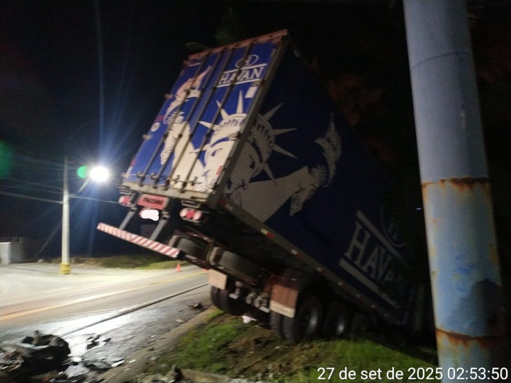 Acidente entre Caminhonete e caminhão da Havan deixa mulher presa às ferragens e mais dois feridos