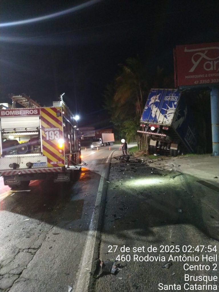 Acidente entre Caminhonete e caminhão da Havan deixa mulher presa às ferragens e mais dois feridos
