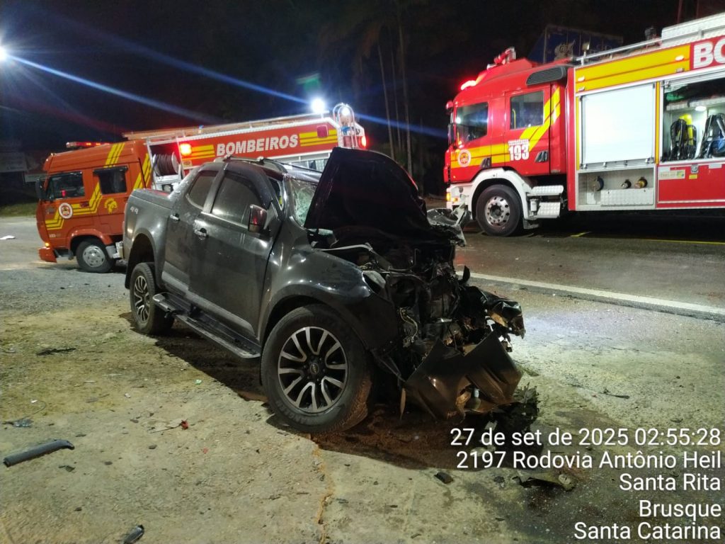 Acidente entre Caminhonete e caminhão da Havan deixa mulher presa às ferragens e mais dois feridos