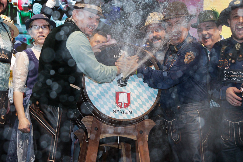 40ª Oktoberfest começa com 27 mil pessoas e supera abertura de 2024