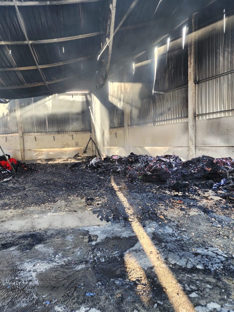 Incêndio destrói galpão de empresa em Guabiruba e mobiliza bombeiros de sete cidades