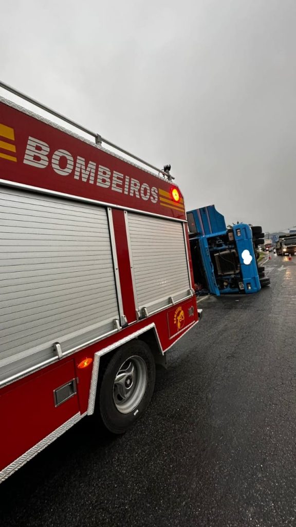 Família é socorrida após caminhão tombar na Rodovia Ivo Silveira, em Brusque