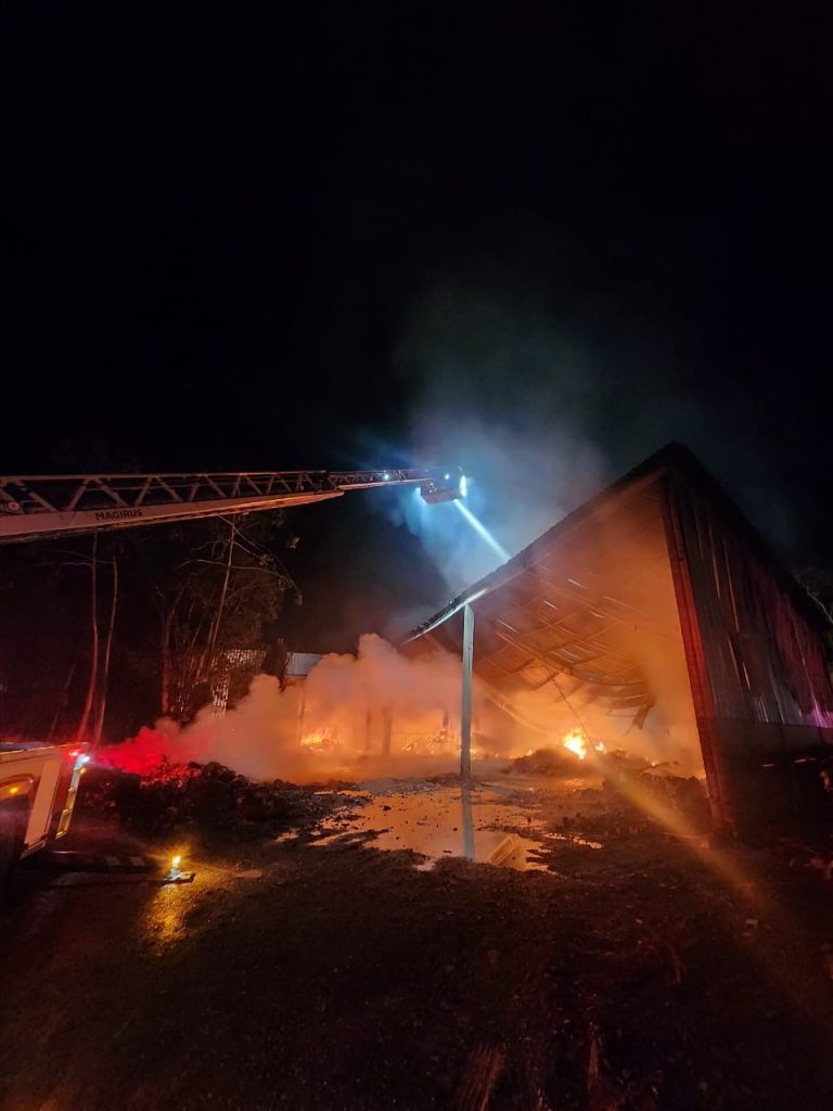 Incêndio destrói galpão de empresa em Guabiruba e mobiliza bombeiros de sete cidades