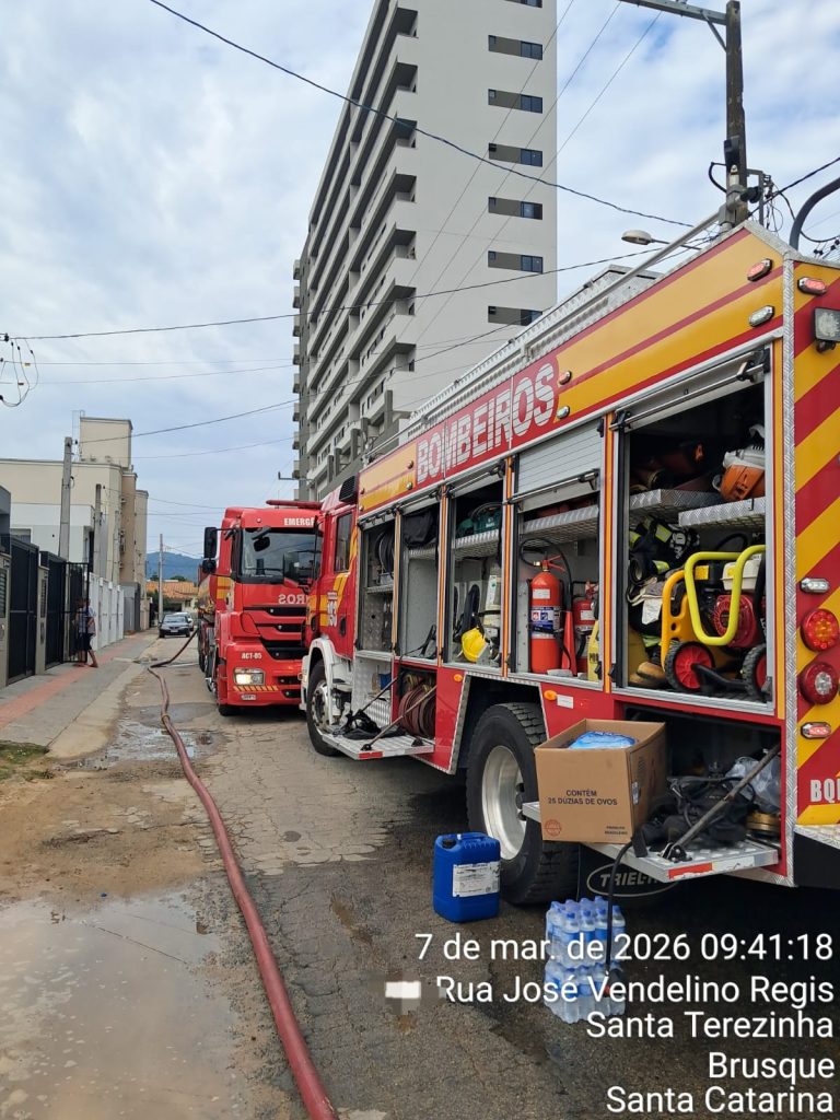 Bombeiros controlam incêndio em edificação mista no bairro Santa Terezinha, em Brusque