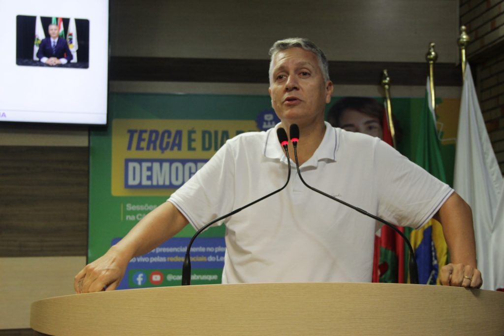 Vereador Jean Pirola expõe condenação por convite ideologicamente falso e desabafa na Câmara