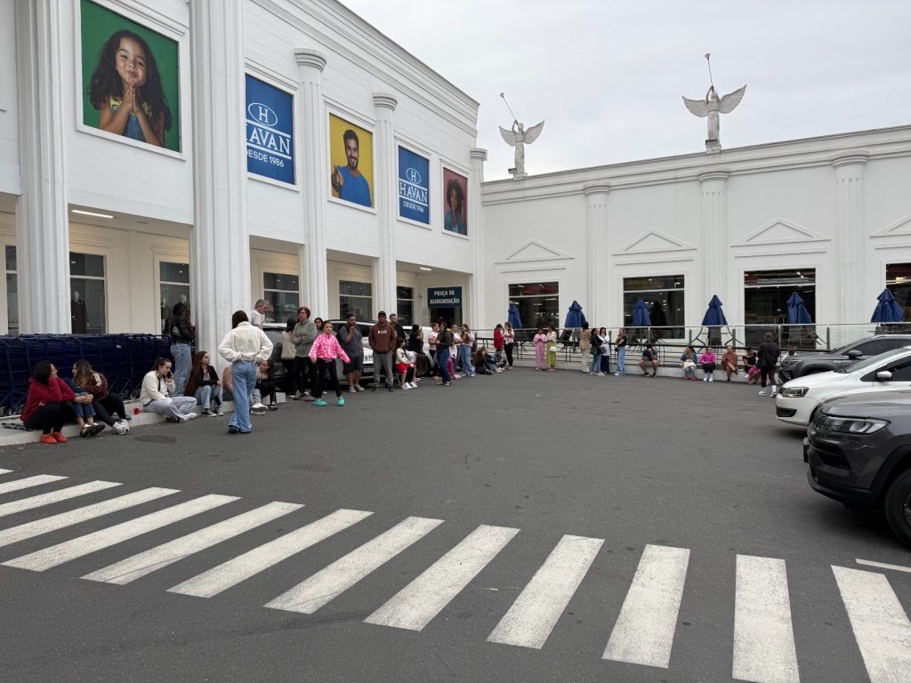 Fãs madrugam para ver Franciny Ehlke, que chega a Brusque para ação na Havan