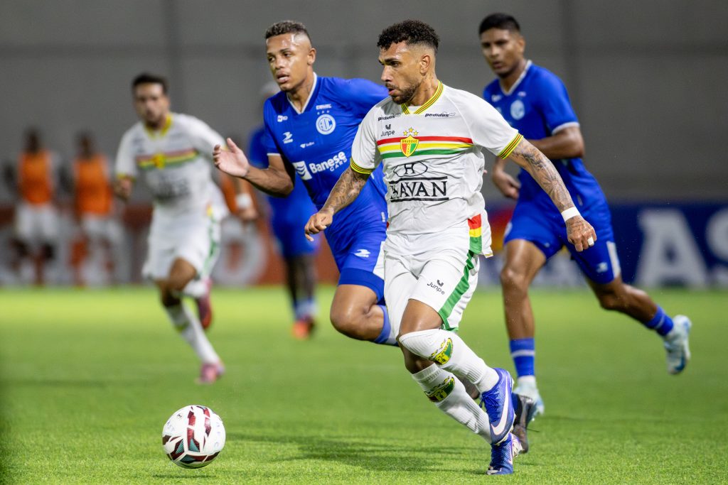 Brusque marca nos acréscimos, vence o Confiança e assume a ponta da Série C