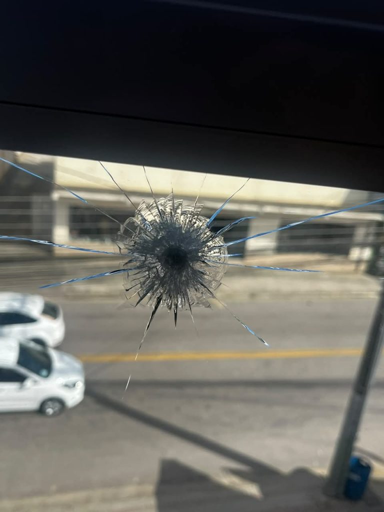 Após cobrar mais policiamento, vereador tem escritório apedrejado em Brusque