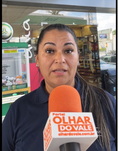Mulheres se escondem em conveniência após homem com faca persegui-las em Brusque; PM contesta demora no atendimento