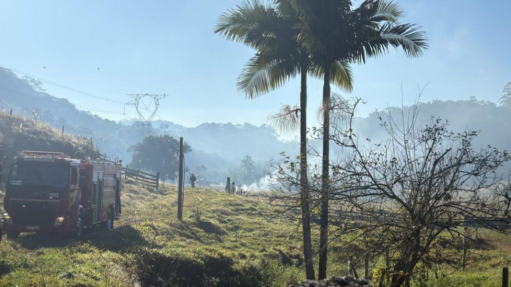 Helicóptero cai, pega fogo e mobiliza equipes de emergência em Pomerode