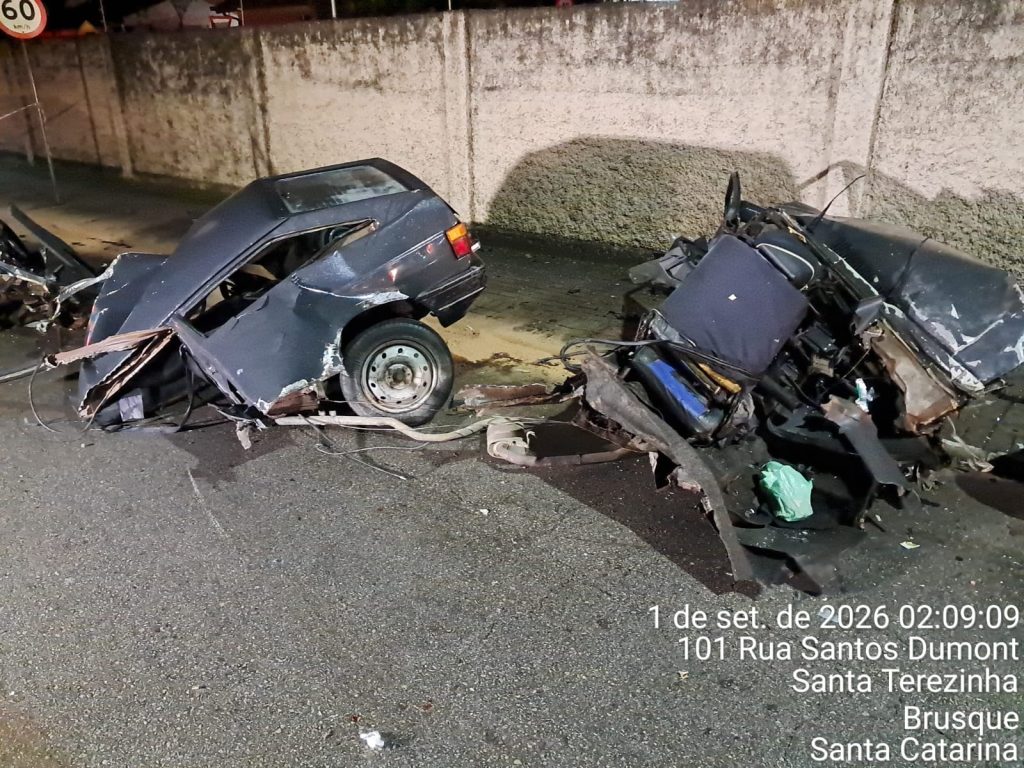 Carro parte ao meio após colidir contra poste; Um homem morreu e dois ficaram feridos em Brusque