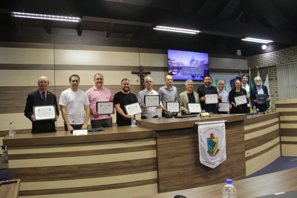 Câmara Municipal de Brusque entrega 10 comendas legislativas em sessão solene