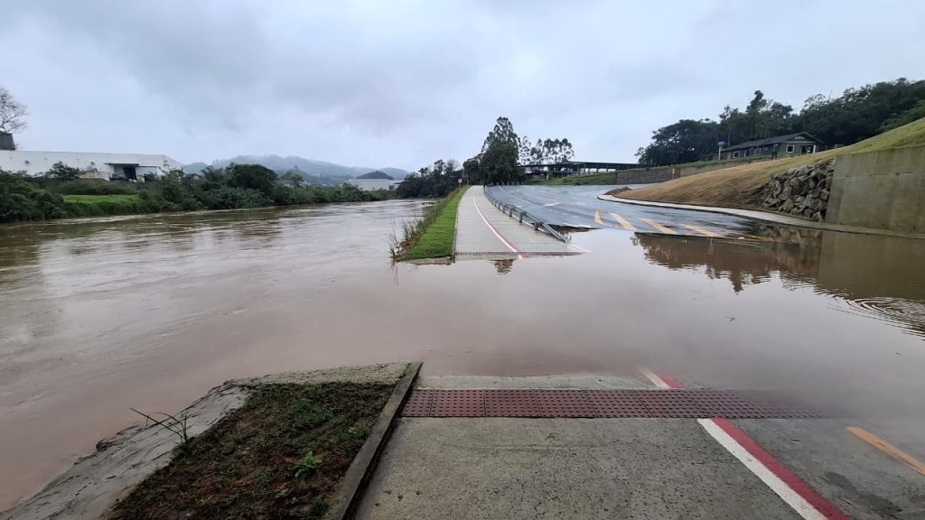 Rio Itajaí-Mirim começa a baixar em Brusque após atingir 3,99 metros