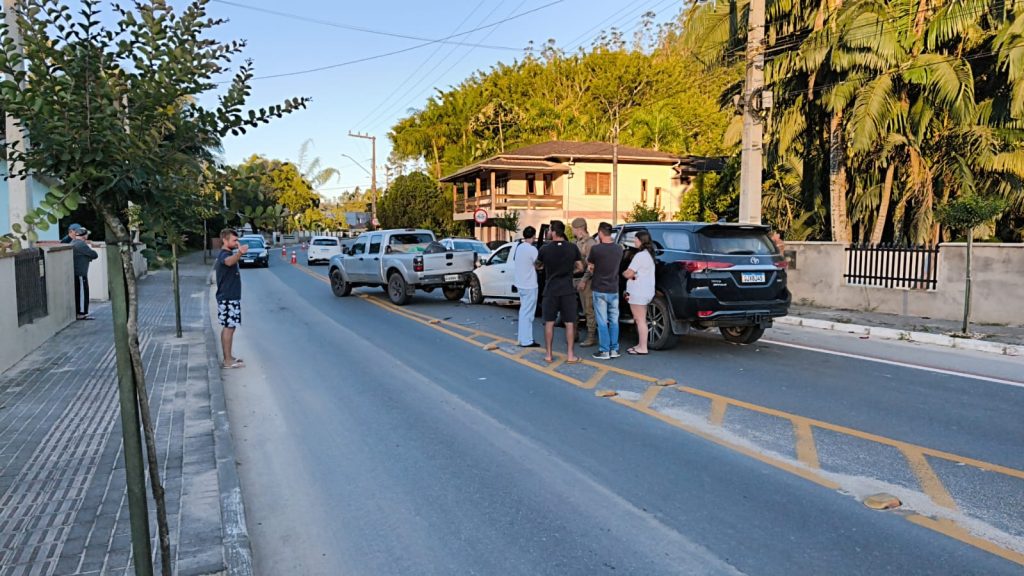 Após engavetamento com três veículos, prefeito de Guabiruba recebe alta hospitalar; veja estado de saúde